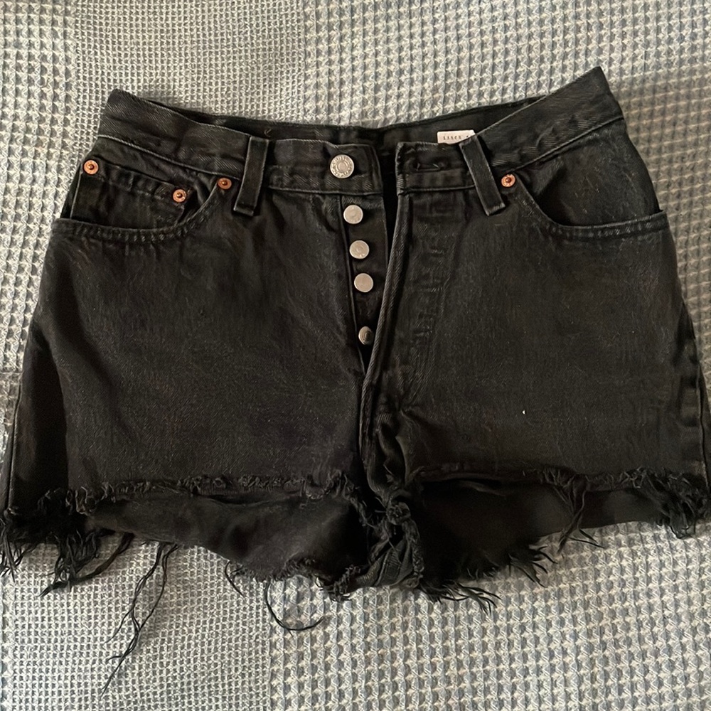 BLACK LEVIS CUT OFF SHORTS